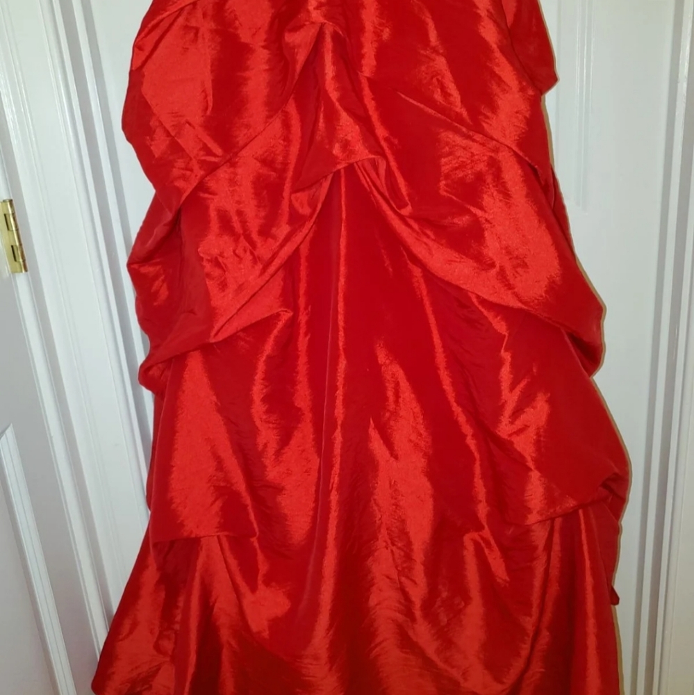 Red Gown - Picture 5 of 9
